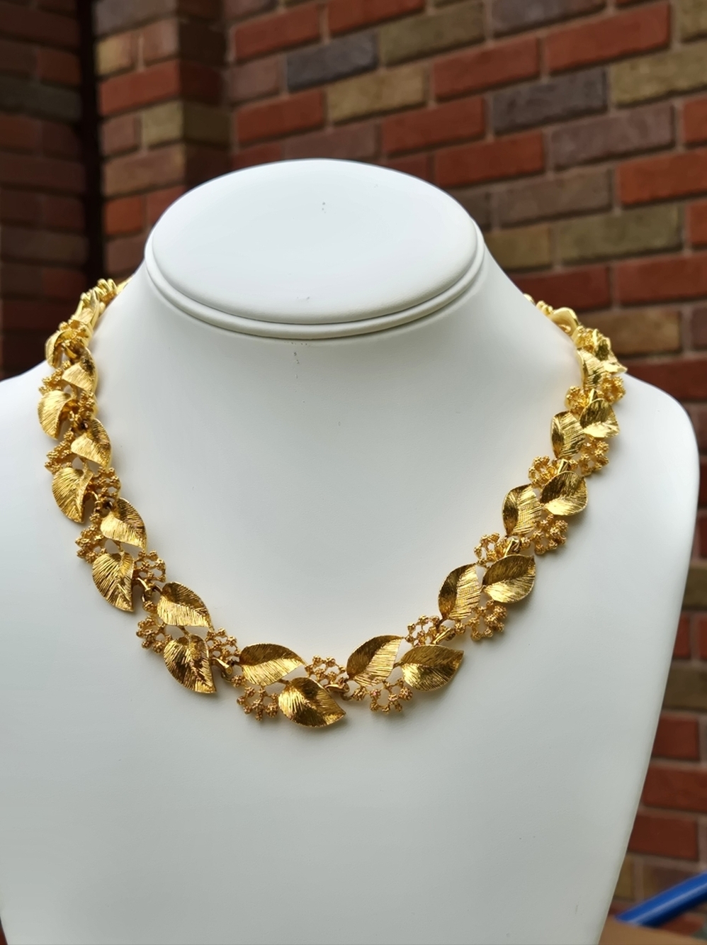 Napier Vintage Gold plated Elegant Gold Leaf Link Necklace - Picture 6 of 16